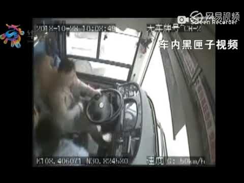 中国の路線バスが長江に転落し乗客らが死亡